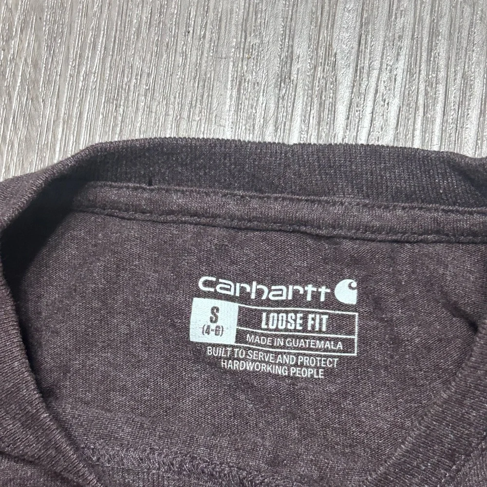 Carhartt Dark Gray T-Shirt with Maroon Graphic - Picture 3 of 4